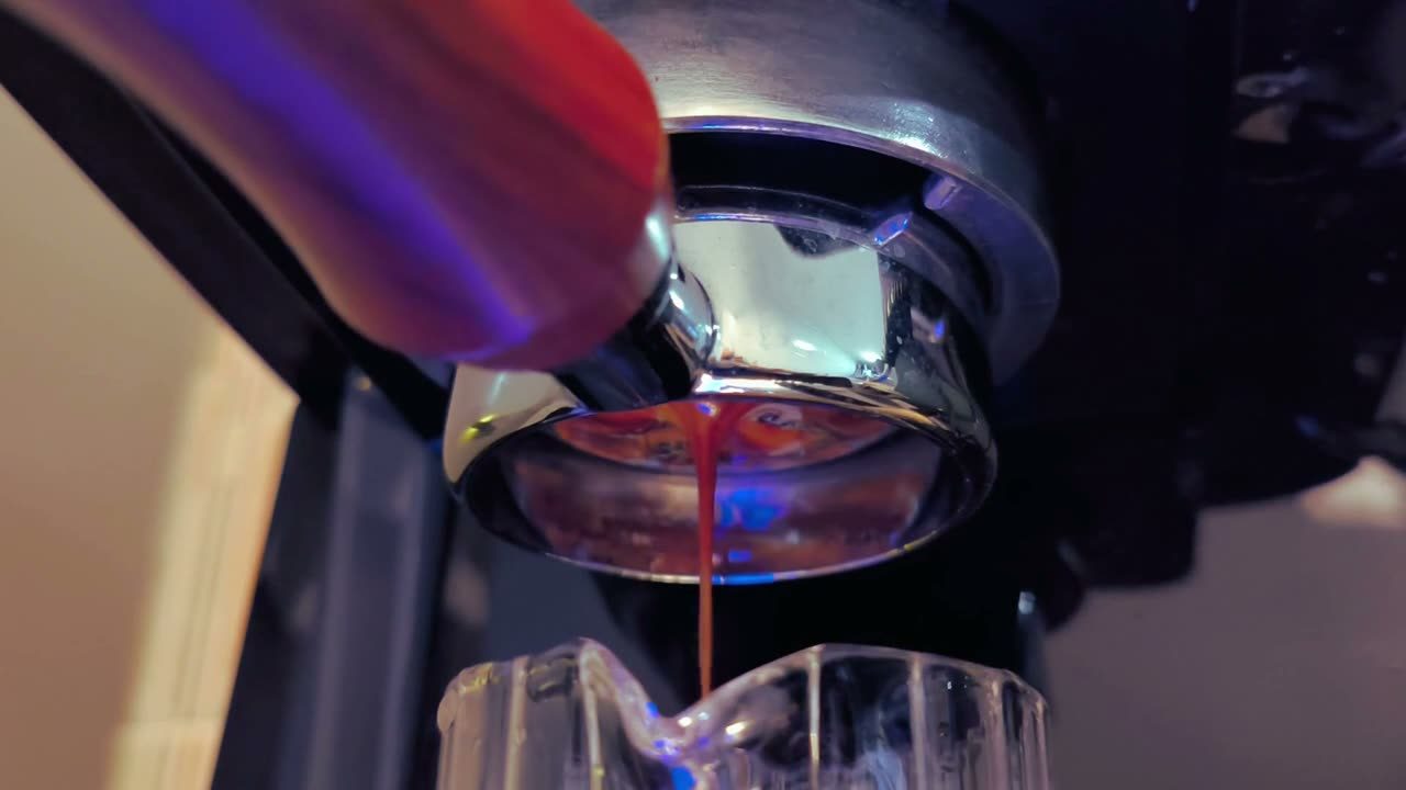 Espresso läuft aus dem Siebträger in eine Tasse – unabhängige Kaffee-Equipment-Bewertungen